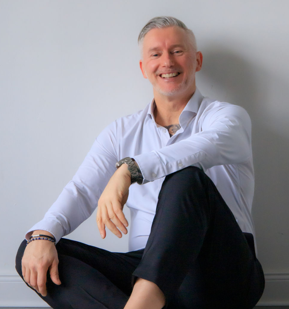 Sascha Heinzemann heute im sitzenden Portrait